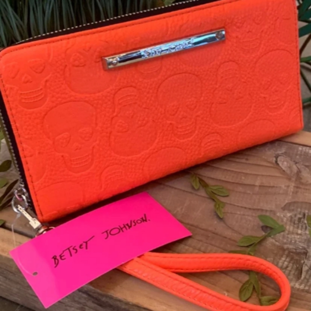 Betsey johnson skull clutch